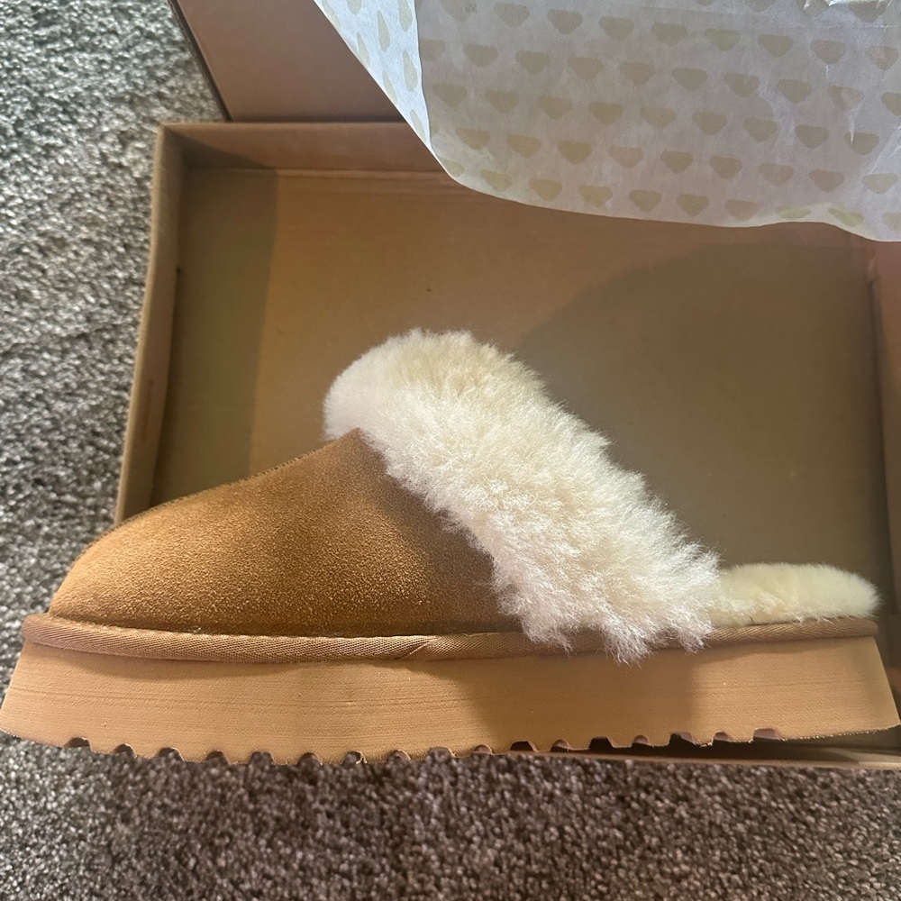 NEW Tan with White Fur Platform Slippers